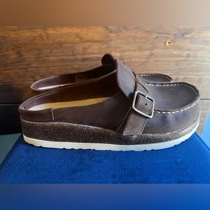 White mountain foot beds shoes